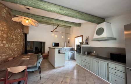 G&icirc;te n&deg;84G2371 Roussillon - Vaucluse - Grande pi&egrave;ce de vie