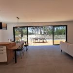 Vue int&eacute;rieure donnant sur la terrasse , le jardin, le terrain de p&eacute;tanque