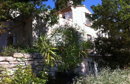 G&icirc;te n&deg;84G555 Murs - Vaucluse - les hauts de Sumian , la maison