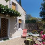 Entr&eacute;e du cabanon et sa terrasse