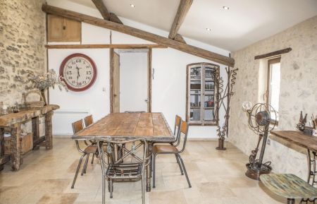 G&icirc;te n&deg;84G2928 Robion - Vaucluse - s&eacute;jour