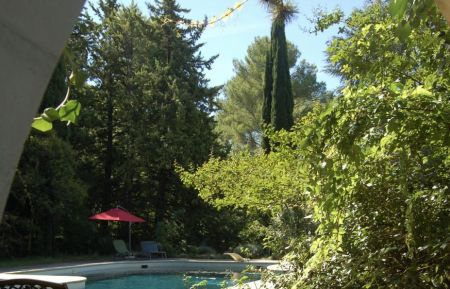 G&icirc;te n&deg;84G2950 Lauris - Vaucluse - Piscine &agrave; travers la porte de lune