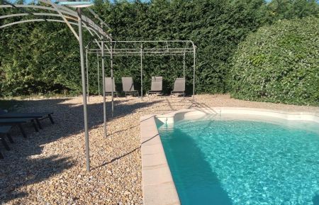 G&icirc;te n&deg;84G37401 Le Barroux - Vaucluse - photo
