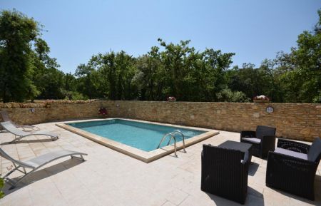 G&icirc;te n&deg;84G2340 La Roque-sur-Pernes - Vaucluse - PISCINE 8X4 AVEC BAIN HYDROMASSANT ESPACE CLOTURE ET ALARME