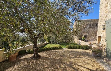 G&icirc;te n&deg;84G3707 Vaison-la-Romaine - Vaucluse - La cour ferm&eacute;e devant l'entr&eacute;e