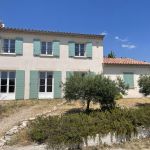 G&icirc;te La Cl&eacute; du Ventoux avec vue sur le village de B&eacute;doin 