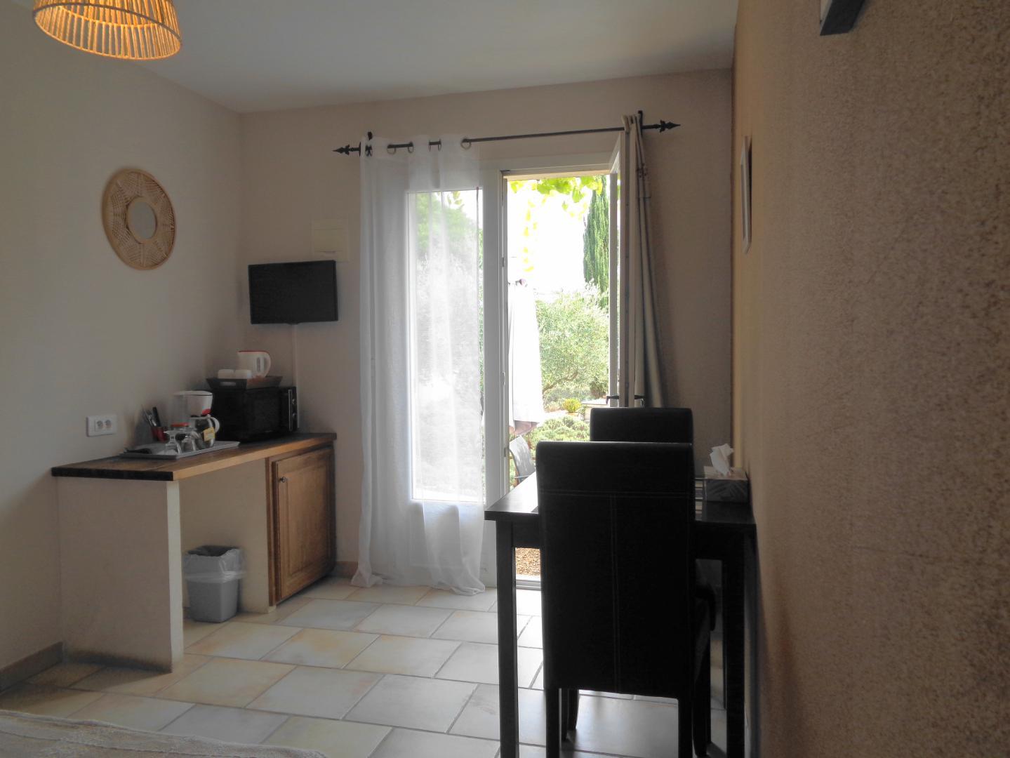 chambre cigale, terrasse, espace kitchenette photo 2