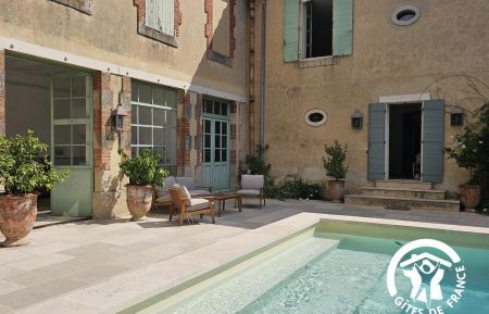 Vue de l'orangerie donnant sur la terrasse et le bassin-piscine. Chambre d'hôtes n°84G1576 Mondragon - Vaucluse - Vue de l'orangerie donnant sur la terrasse et le bassin-piscine.
