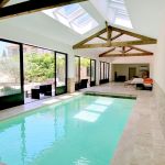 Piscine int&eacute;rieure chauff&eacute;e avec volet roulant pour la refermer