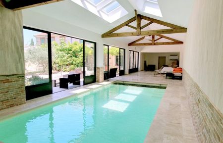 G&icirc;te n&deg;84G3693 Pernes-les-Fontaines - Vaucluse - Piscine int&eacute;rieure chauff&eacute;e avec volet roulant pour la refermer