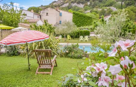 G&icirc;te n&deg;84G2461 Venasque - Vaucluse - Vue jardin