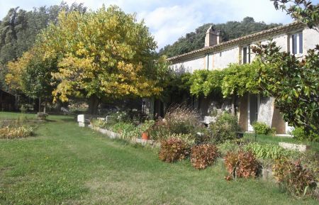 G&icirc;te n&deg;84G3418 Malauc&egrave;ne - Vaucluse - Vue sur le jardin ombrag&eacute; en d&eacute;but d'automne